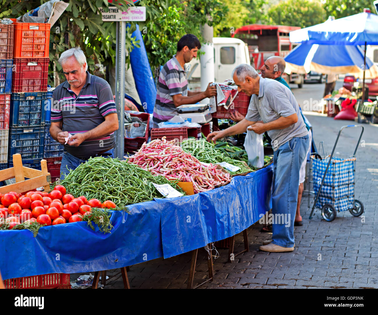 Les gens shopping dans un marché de rue en plein air en Turquie Banque D'Images