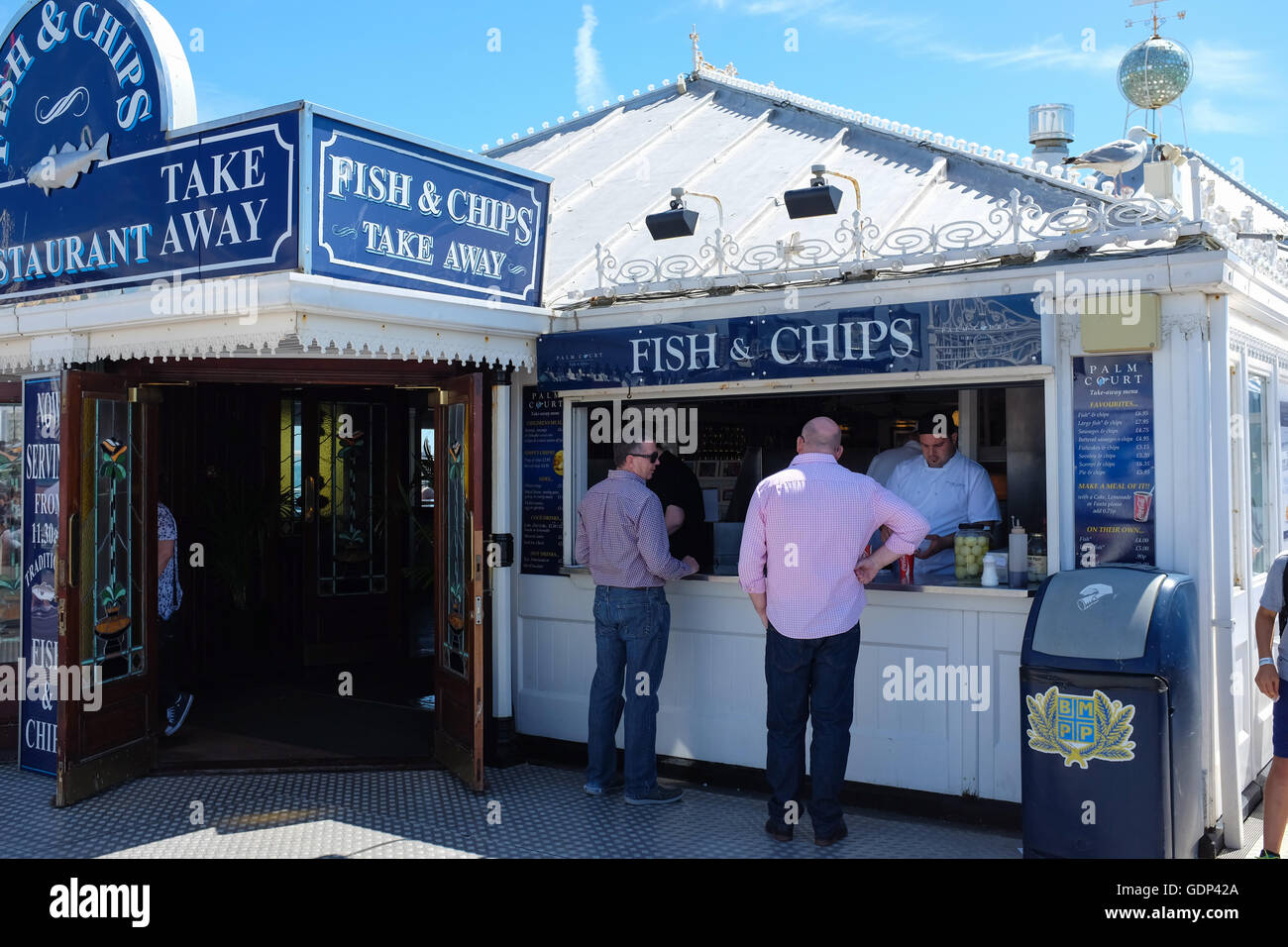 Une boutique sur Palace Pier de Brighton à la vente du poisson et frites. Banque D'Images