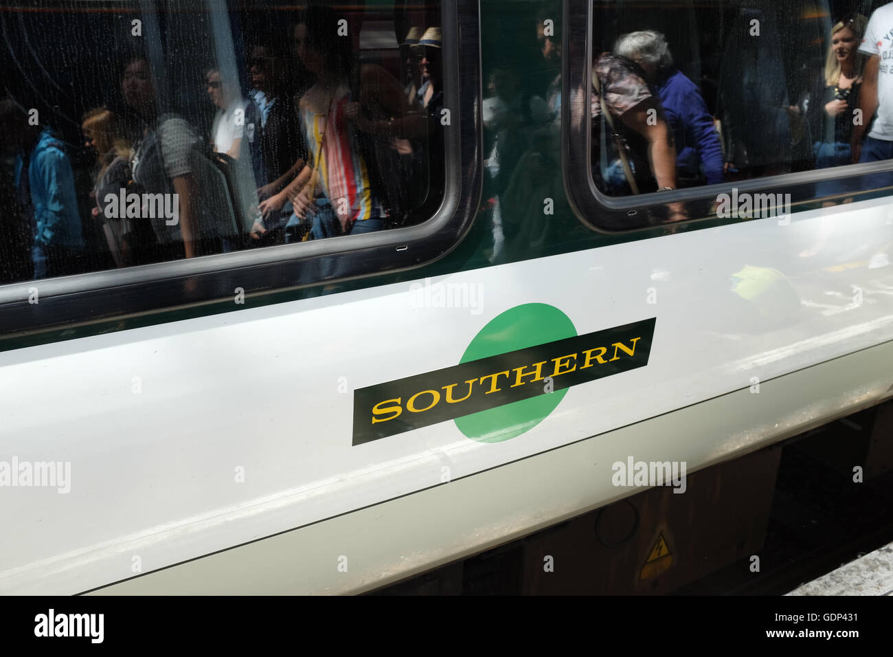 Un train de chemin de fer du sud de l'Angleterre. Banque D'Images