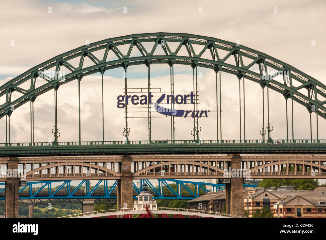 Voir le pont Tyne à Newcastle la publicité Great North Run Banque D'Images