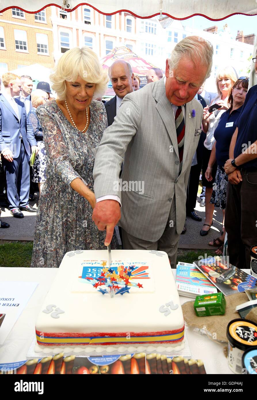 Le Prince De Galles Et La Duchesse De Cornouailles Couper Un Gateau Pour Marquer L Idee De L Occident 25e Anniversaire Du Salon De L Alimentation A Exeter Devon Le Deuxieme Jour De Leur Visite