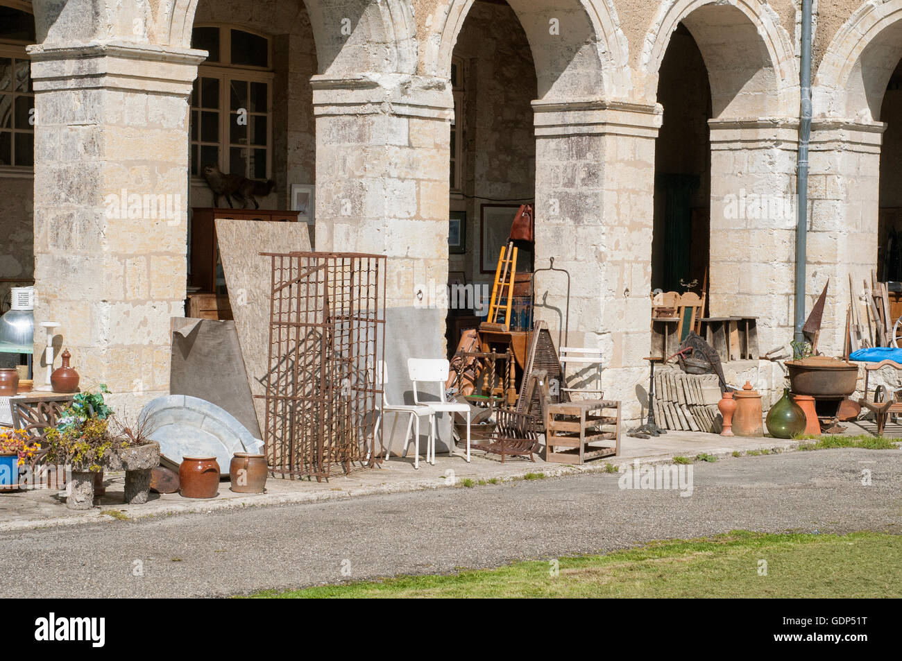Marché d'antiquités dans le village. Lectoure. Gers. La France. Banque D'Images