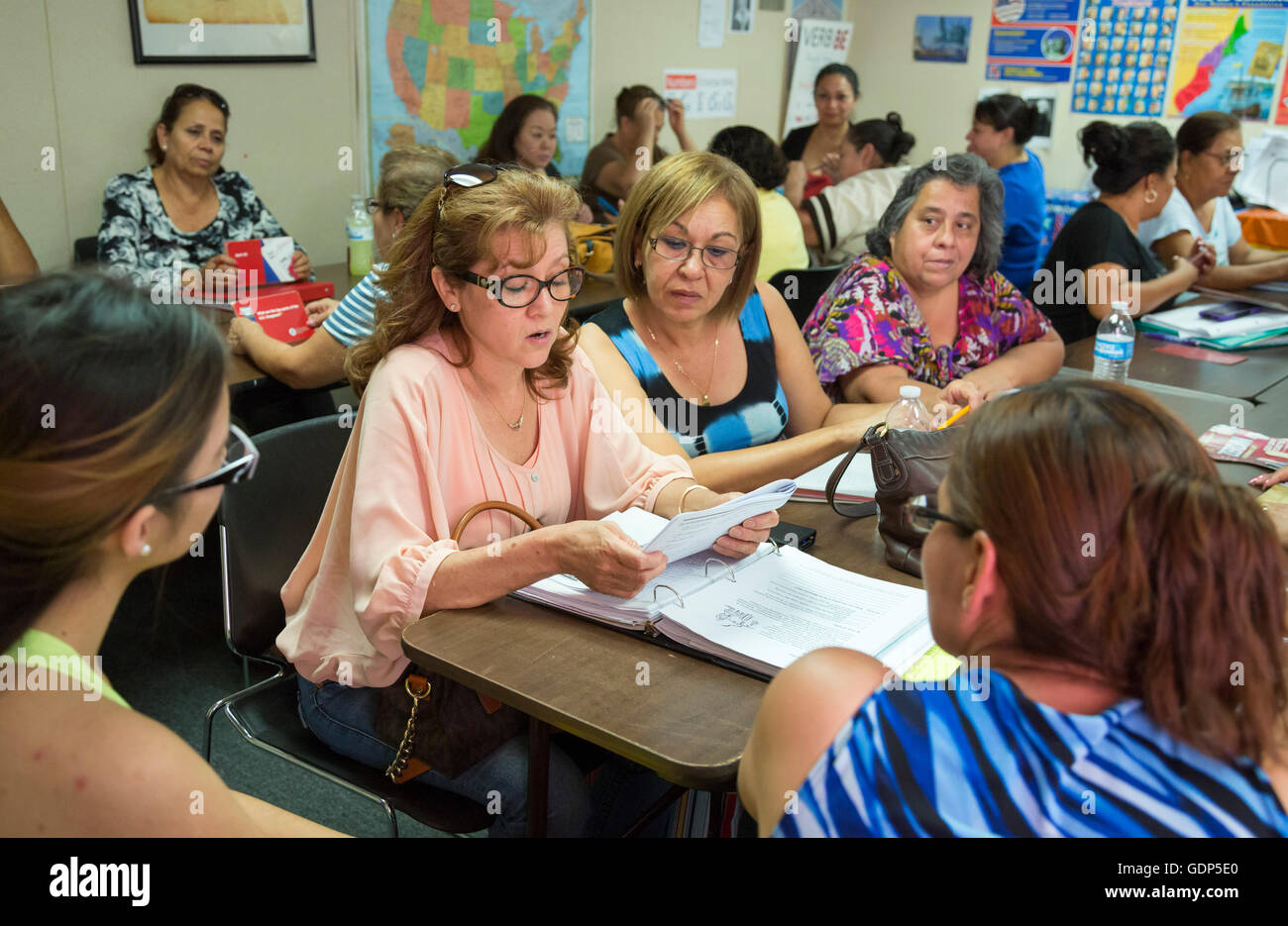 Las Vegas, Nevada - Immigrants étude pour l'examen de citoyenneté américaine. Banque D'Images