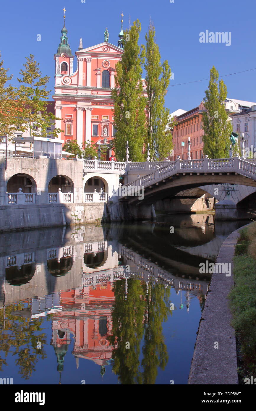 Réflexions de l'église de l'Annonciation et la triple pont dans la rivière Ljubljanica, Ljubljana, Slovénie Banque D'Images