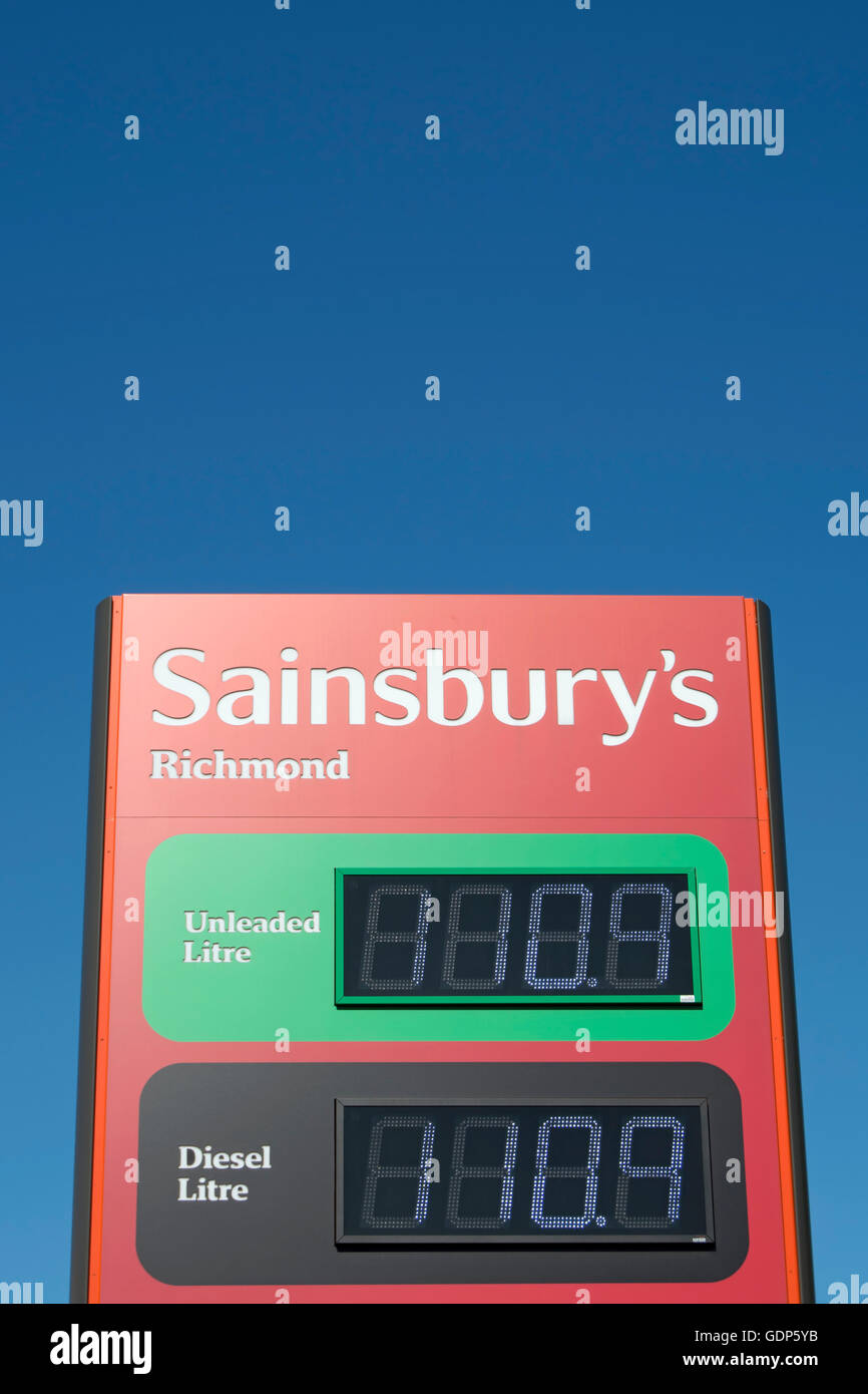 Pilier inscription pour un poste d'essence, Sainsbury's East Sheen, Surrey, Angleterre Banque D'Images