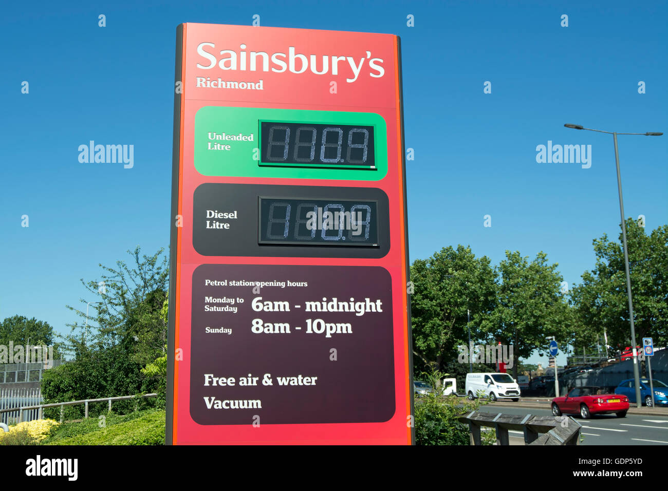 Pilier inscription pour un poste d'essence, Sainsbury's East Sheen, Surrey, Angleterre Banque D'Images