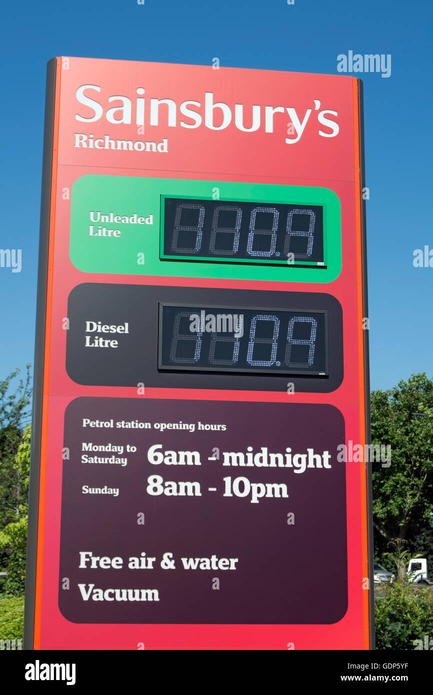 Pilier inscription pour un poste d'essence, Sainsbury's East Sheen, Surrey, Angleterre Banque D'Images