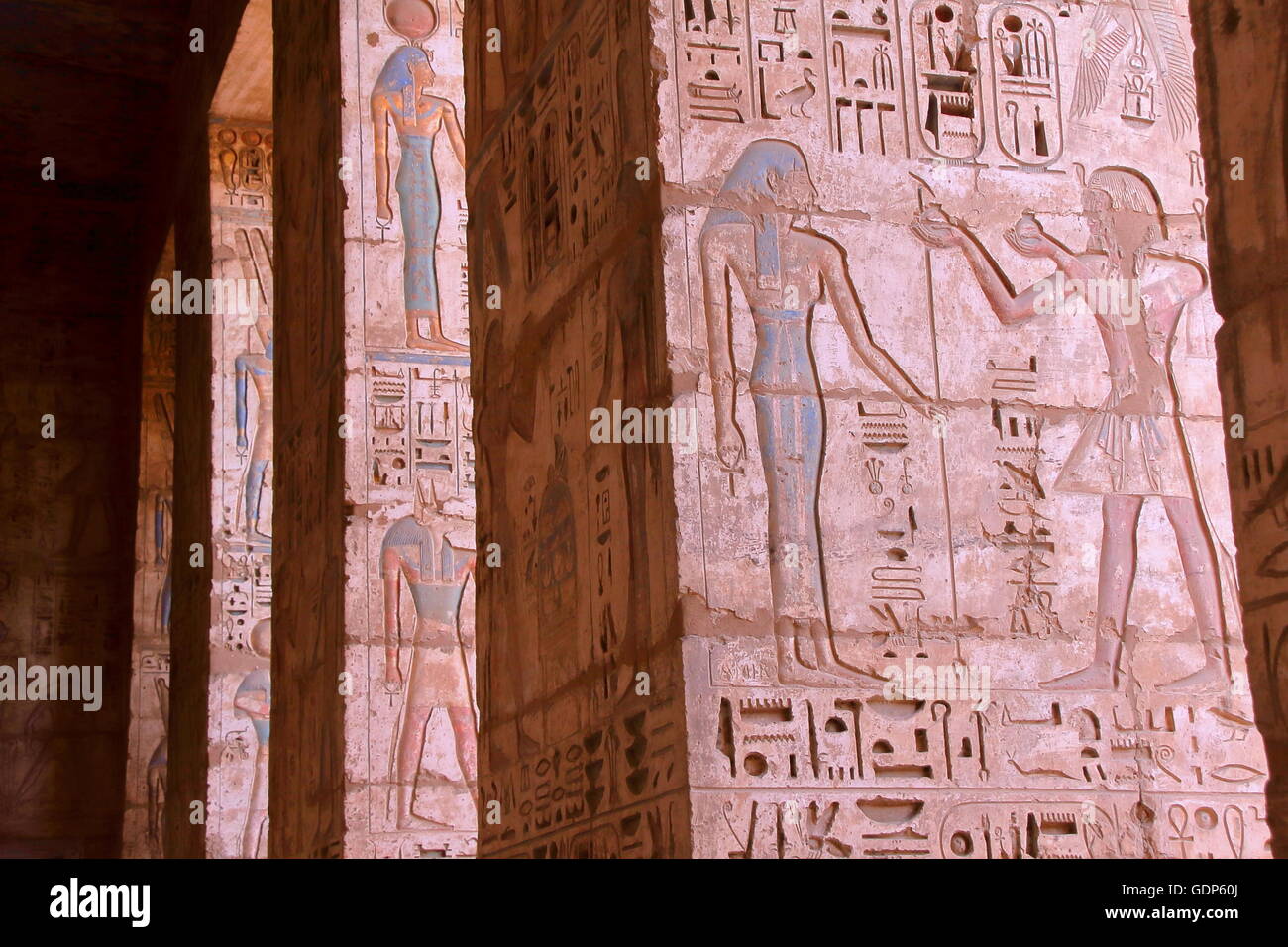 D'hiéroglyphes et de colonnes de Médinet Habou temple de Louxor, Egypte Banque D'Images