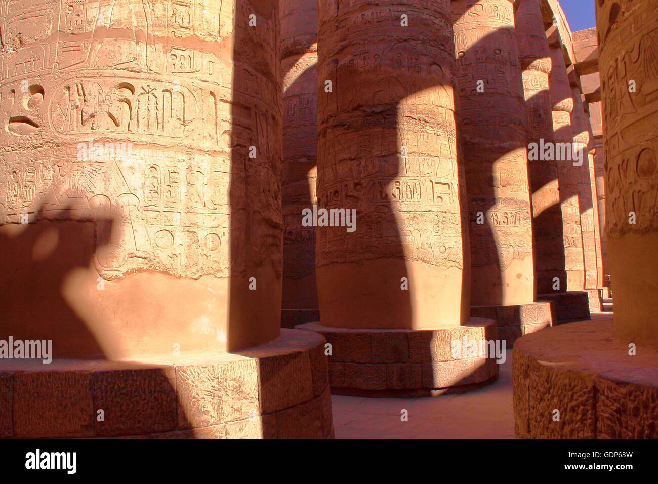 Les colonnes du temple d'Amon, temple de Karnak, Louxor, Egypte Banque D'Images
