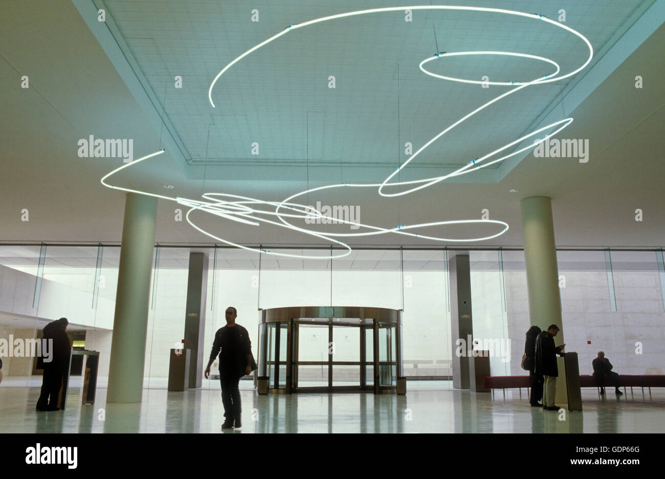 Caixaforum, usine de Casarramona de Puig i Cadafalch. Foyer par Arata Isozaki. Et la structure par Lucio Fontana, Barcelone, Espagne Banque D'Images