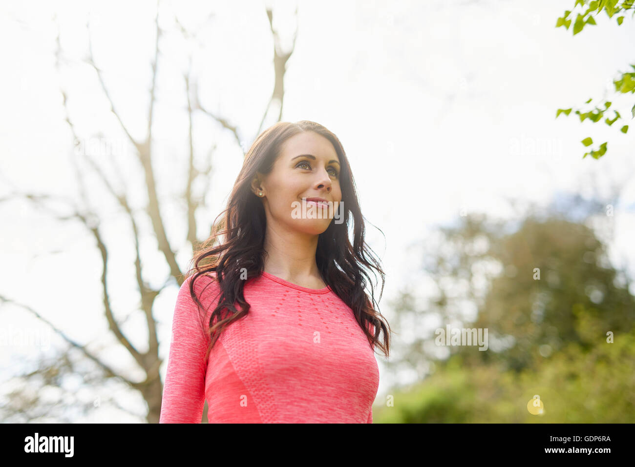 Mid adult woman walking in environnement rural, low angle view Banque D'Images