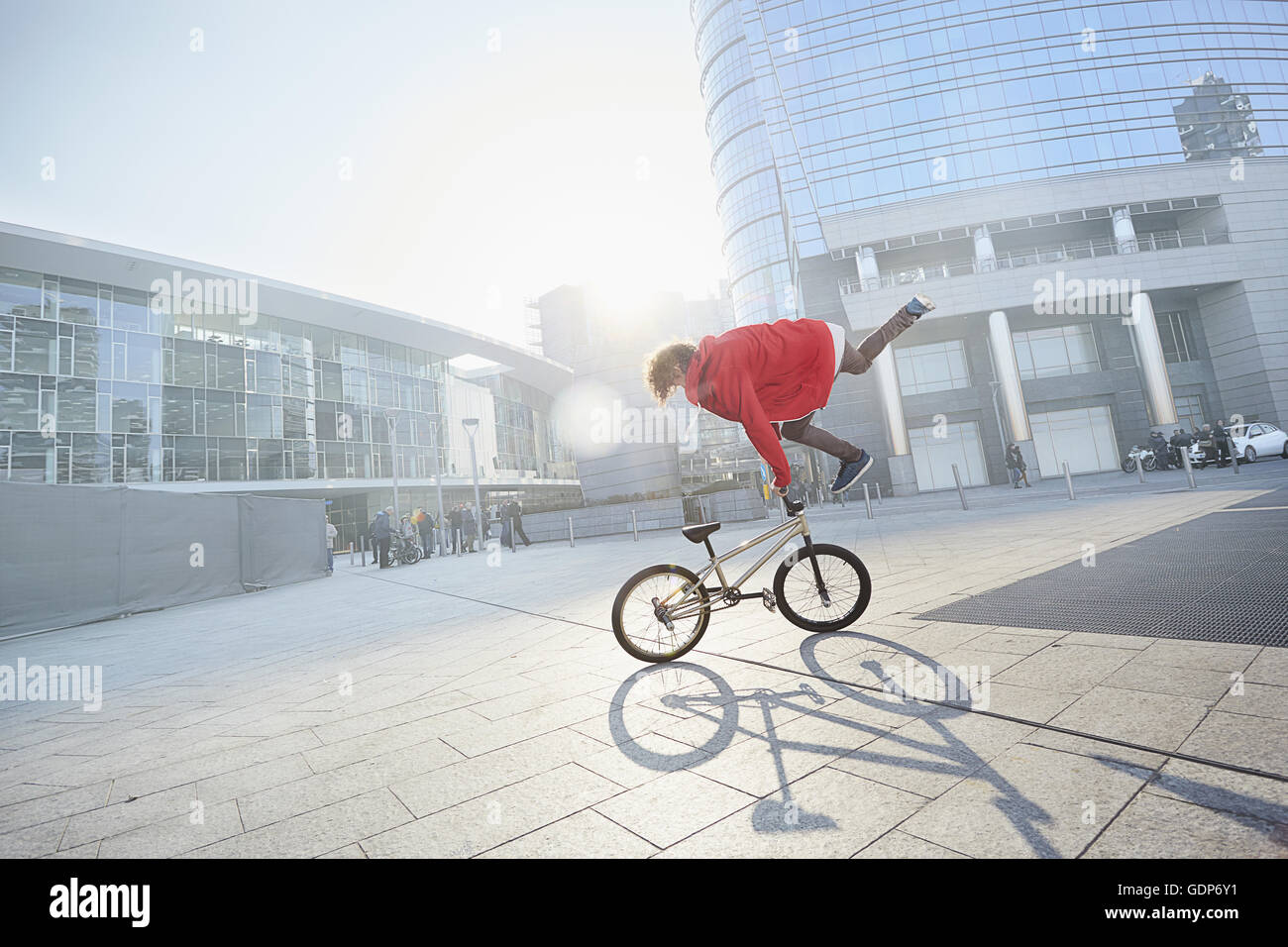 Stunt Biker BMX faisant en zone urbaine Banque D'Images