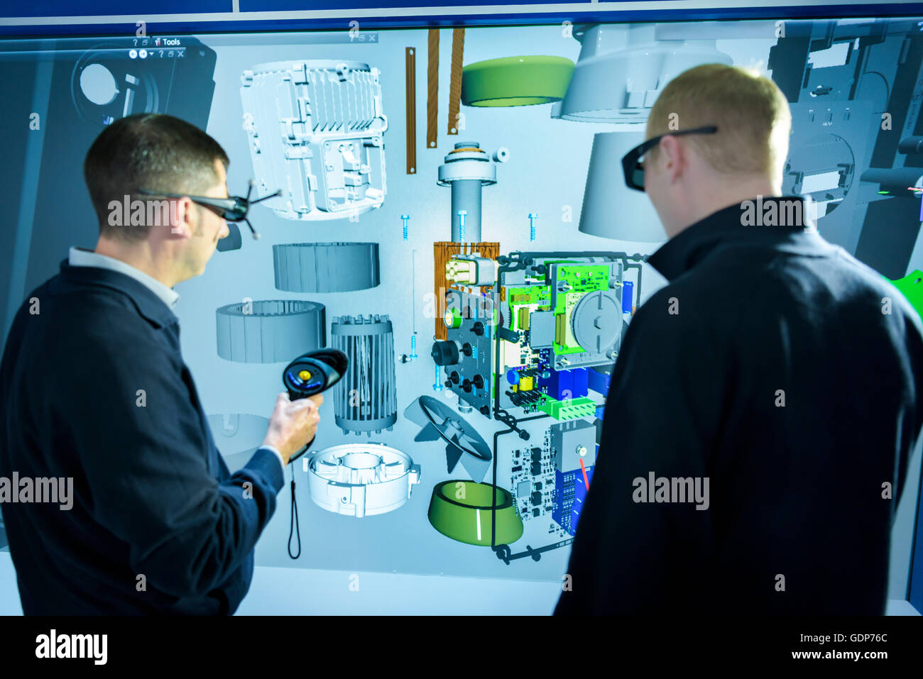 Engineers inspecting composants en 3D de réalité virtuelle Banque D'Images