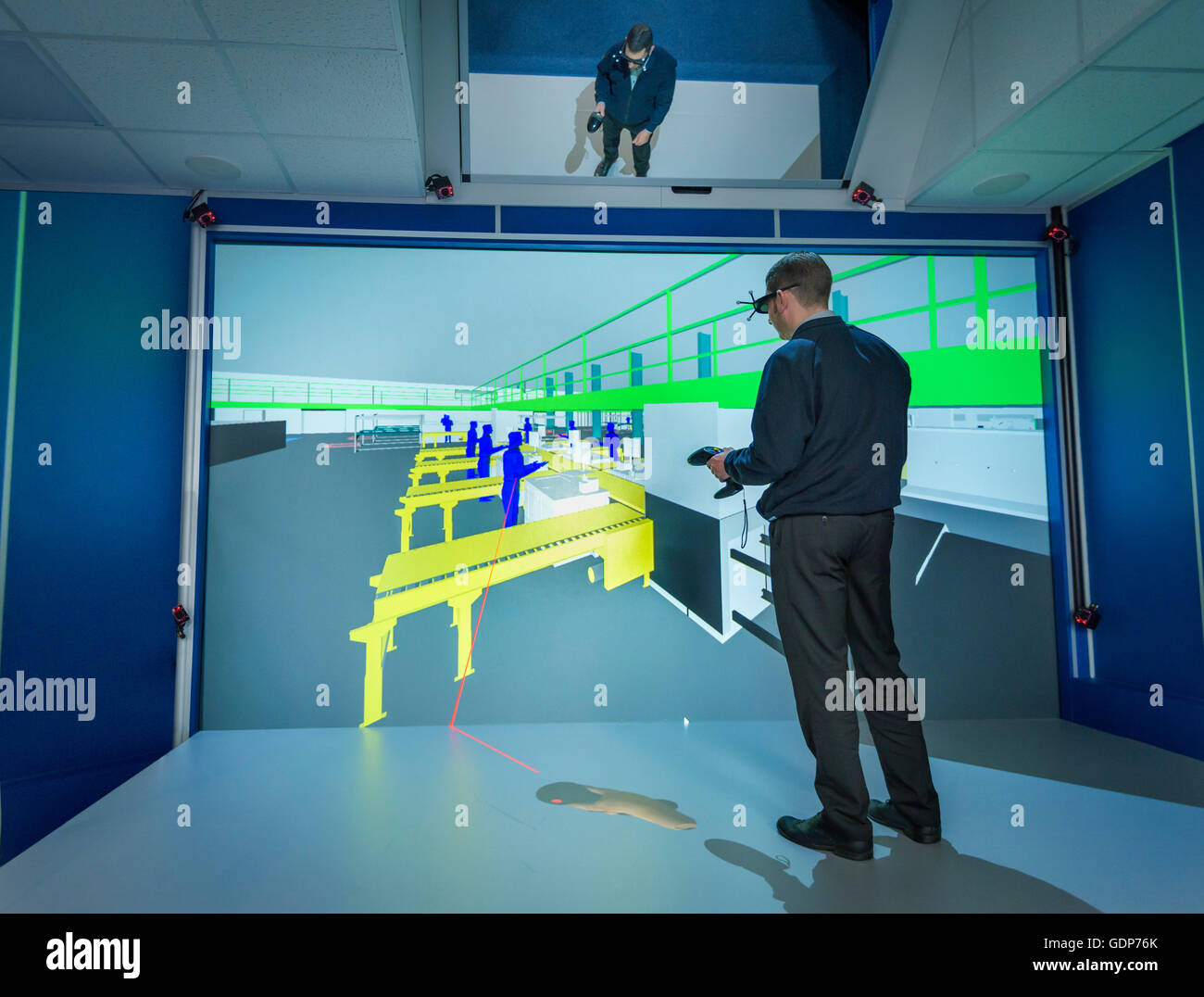 Engineer inspecting factory layout en 3D en réalité virtuelle Banque D'Images