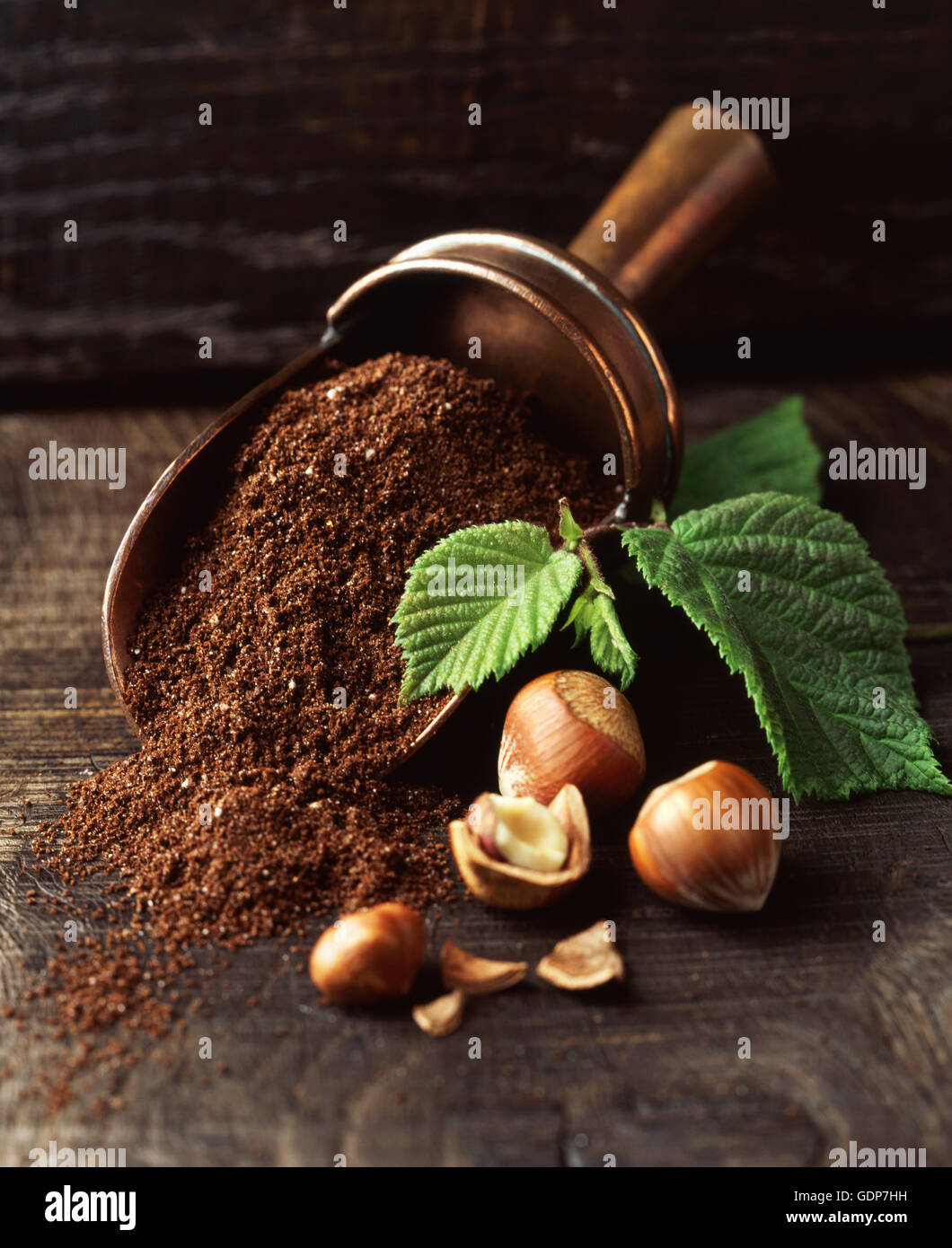 Noisettes et café dans metal scoop Banque D'Images