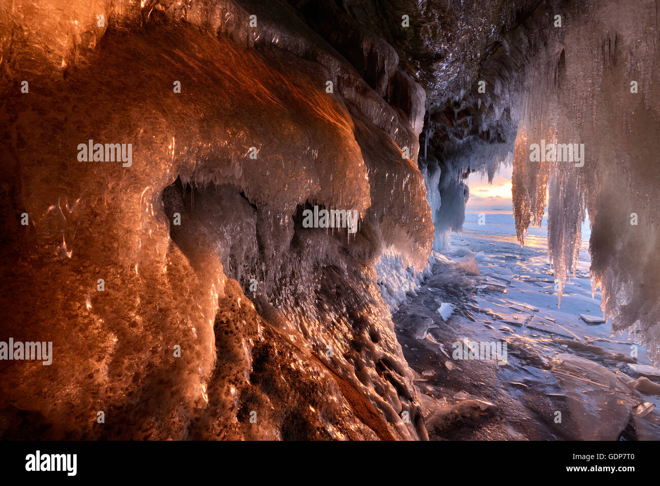 Grottes de glace de Kharantsy au coucher du soleil, le lac Baïkal, l'île Olkhon, Sibérie, Russie Banque D'Images