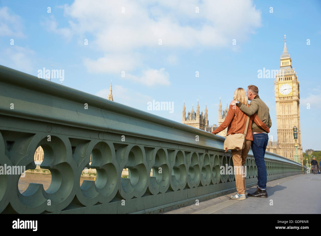 Couple de westminster bridge looking at view Banque D'Images