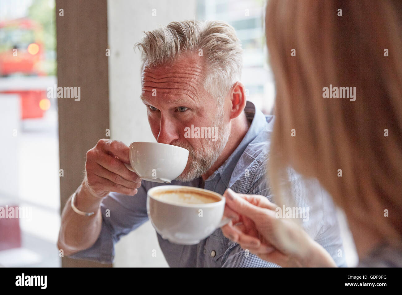 Homme mature dans un café boire du café Banque D'Images
