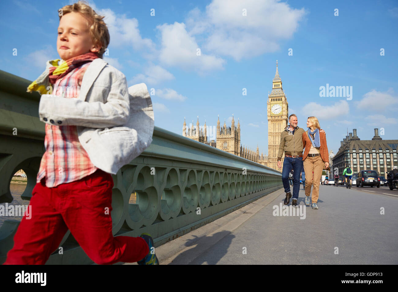 Garçon avec la famille à travers le pont de Westminster Banque D'Images