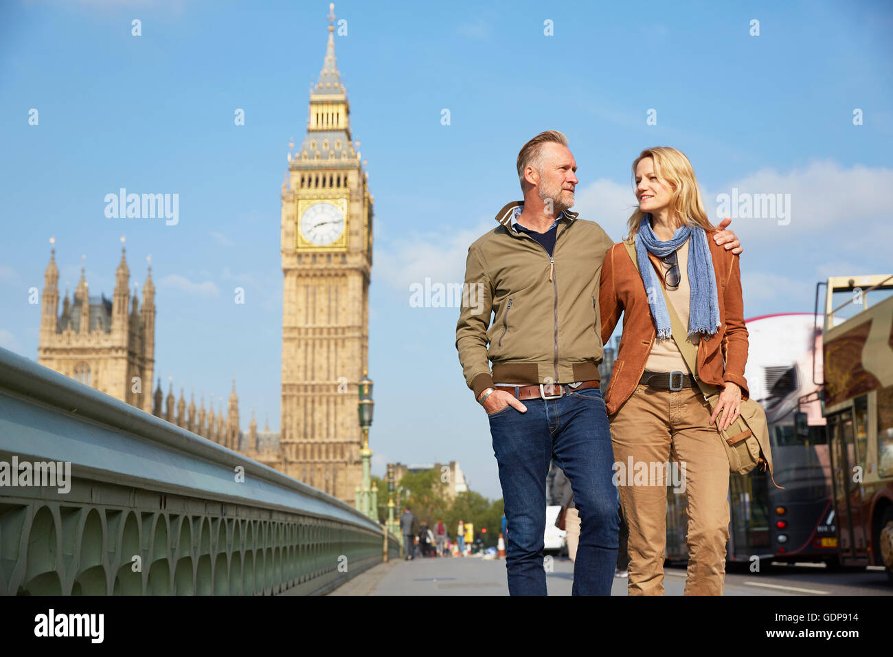 Couple en train de marcher sur le pont de Westminster Banque D'Images