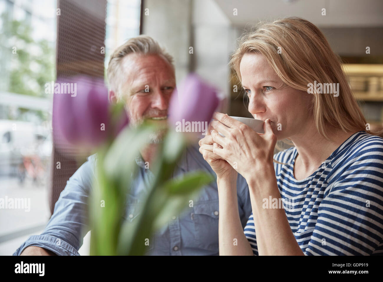 Mature couple drinking coffee in coffee shop Banque D'Images