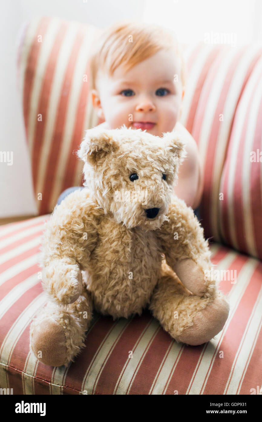 Portrait of cute baby girl et d'ours en peluche Banque D'Images
