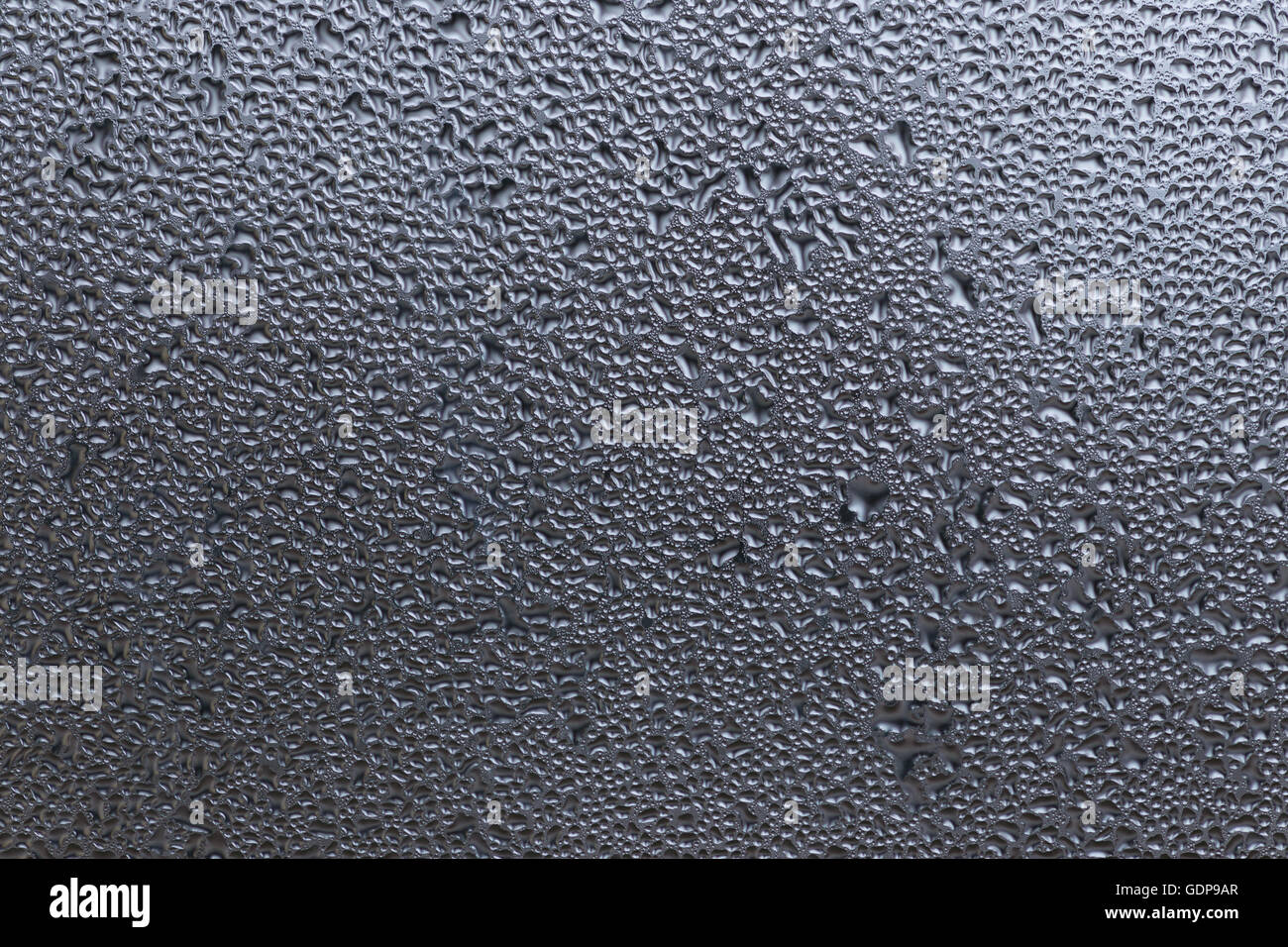 Goutte d'eau sur la vitre. Texture bleu abstrait Banque D'Images