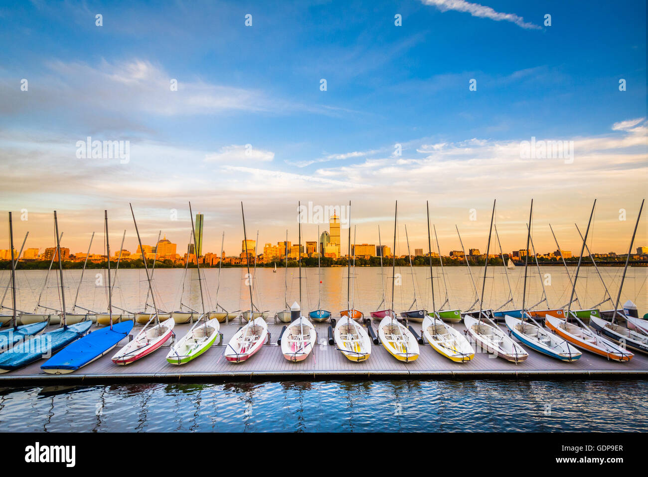 Voiliers amarrés près de la Charles River, au coucher du soleil, à Cambridge, Massachusetts. Banque D'Images