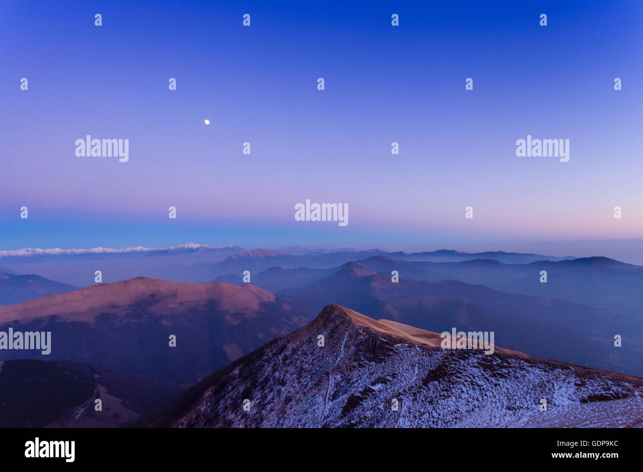 Des paysages de montagne enneigés de la vallée de brume à l'aube, le Monte Generoso, Tessin, Suisse Banque D'Images