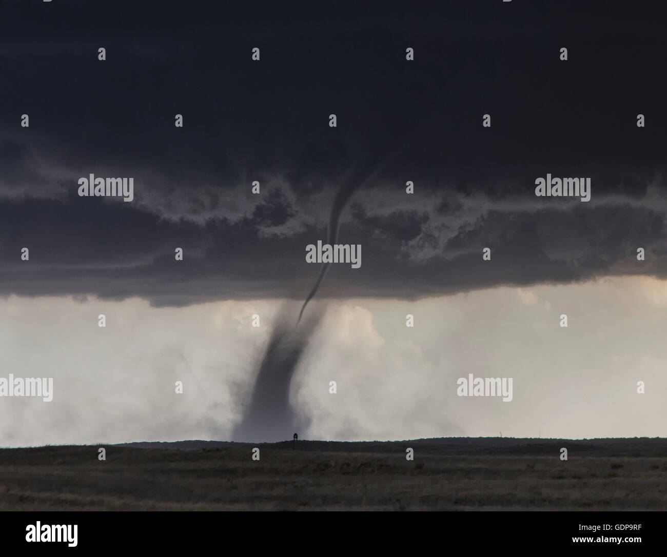 Un entonnoir en forme d'aiguille atteint au sol que cette tornade se forme au-dessus des pays ouverts Banque D'Images