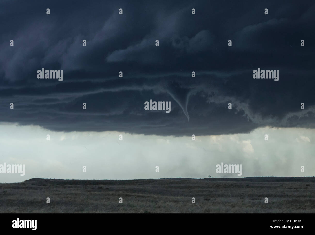 Un nuage en entonnoir se profile la prairie ouverte plus de manière inquiétante Banque D'Images