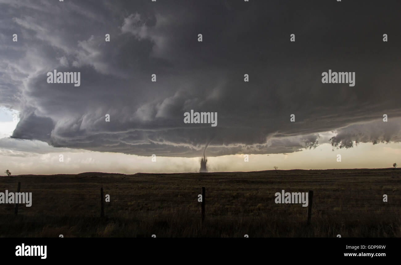 La structure complète de tornade, mur de nuages de tempête et parent Banque D'Images La structure complète de tornade, mur de nuages de tempête et parent Banque D'Images