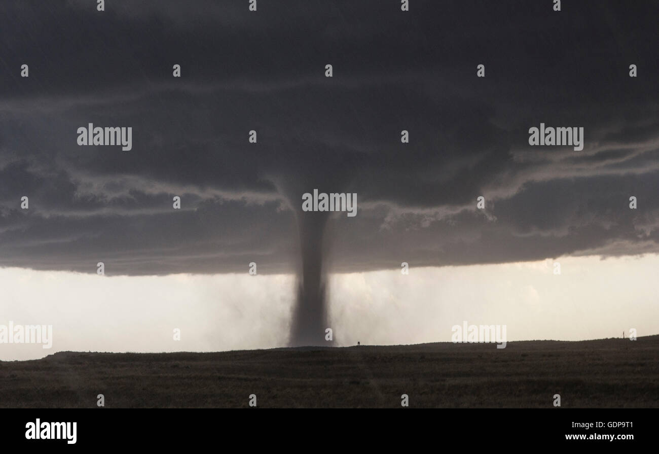 Une tornade près de formes parfaitement verticale sur une supercellule stationnaire au Colorado Banque D'Images
