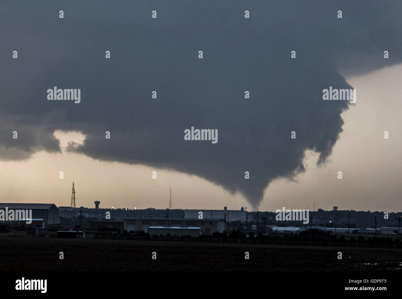 Une tornade de cône touche le sol à partir d'un très grand mur de nuages qu'il menace Dodge City, Kansas, États-Unis Banque D'Images Une tornade de cône touche le sol à partir d'un très grand mur de nuages qu'il menace Dodge City, Kansas, États-Unis Banque D'Images