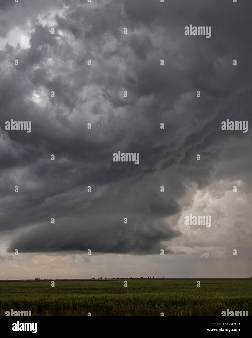 Supercell rotatif clouds over field Banque D'Images