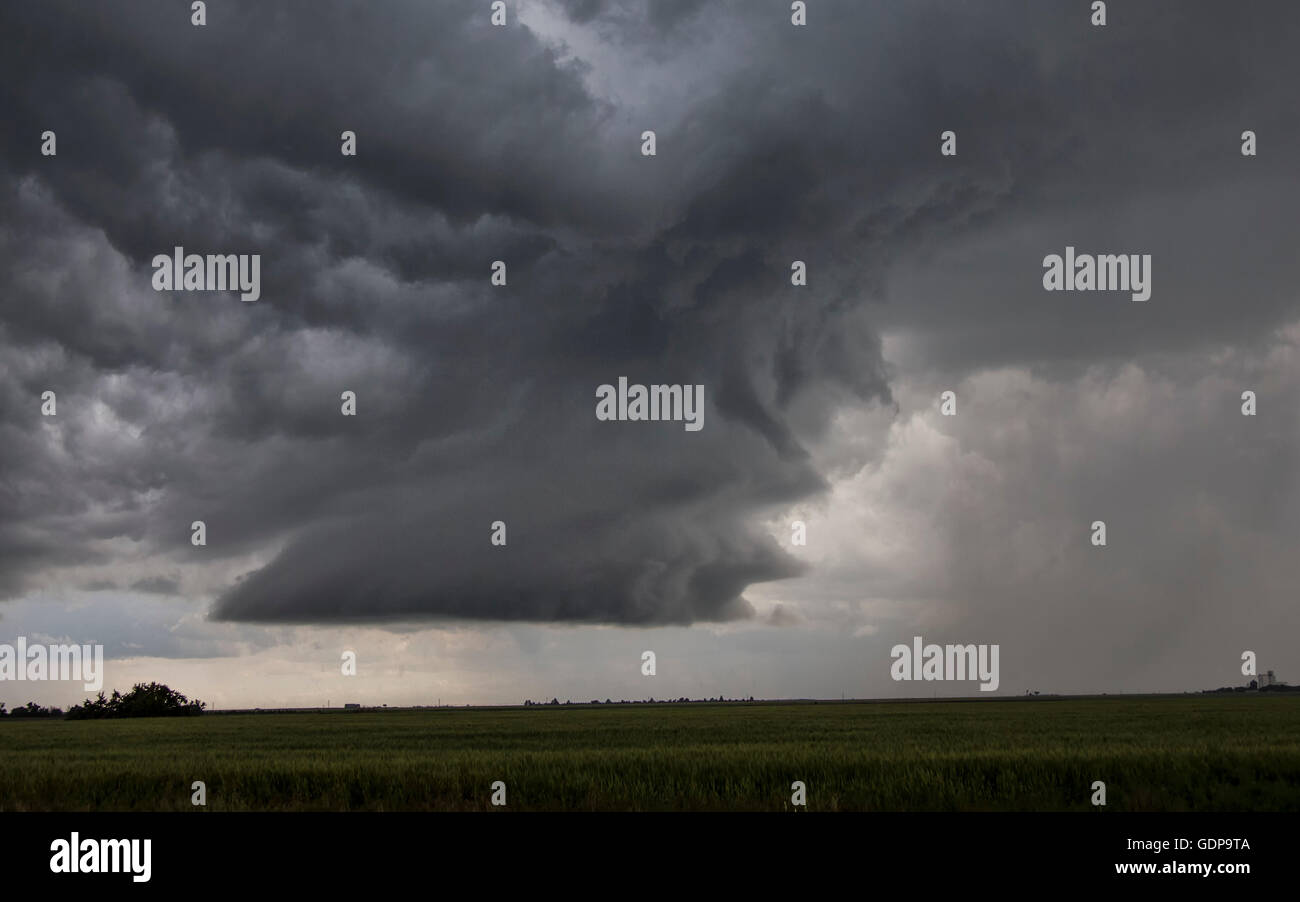 Supercell rotatif clouds over field Banque D'Images
