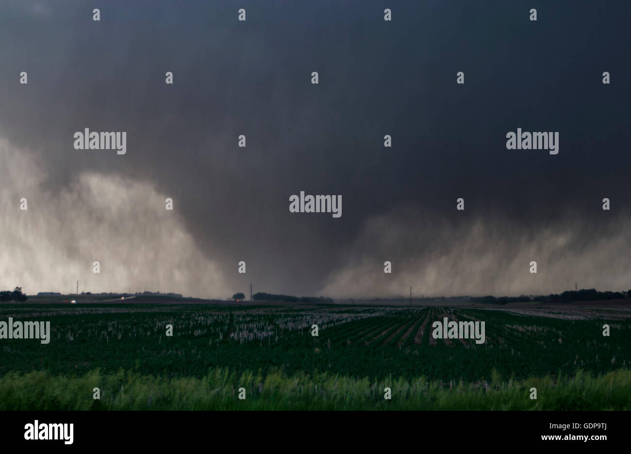Une pluie violente, enveloppés de tornade de coin des terres agricoles en milieu rural rip Kansas Banque D'Images