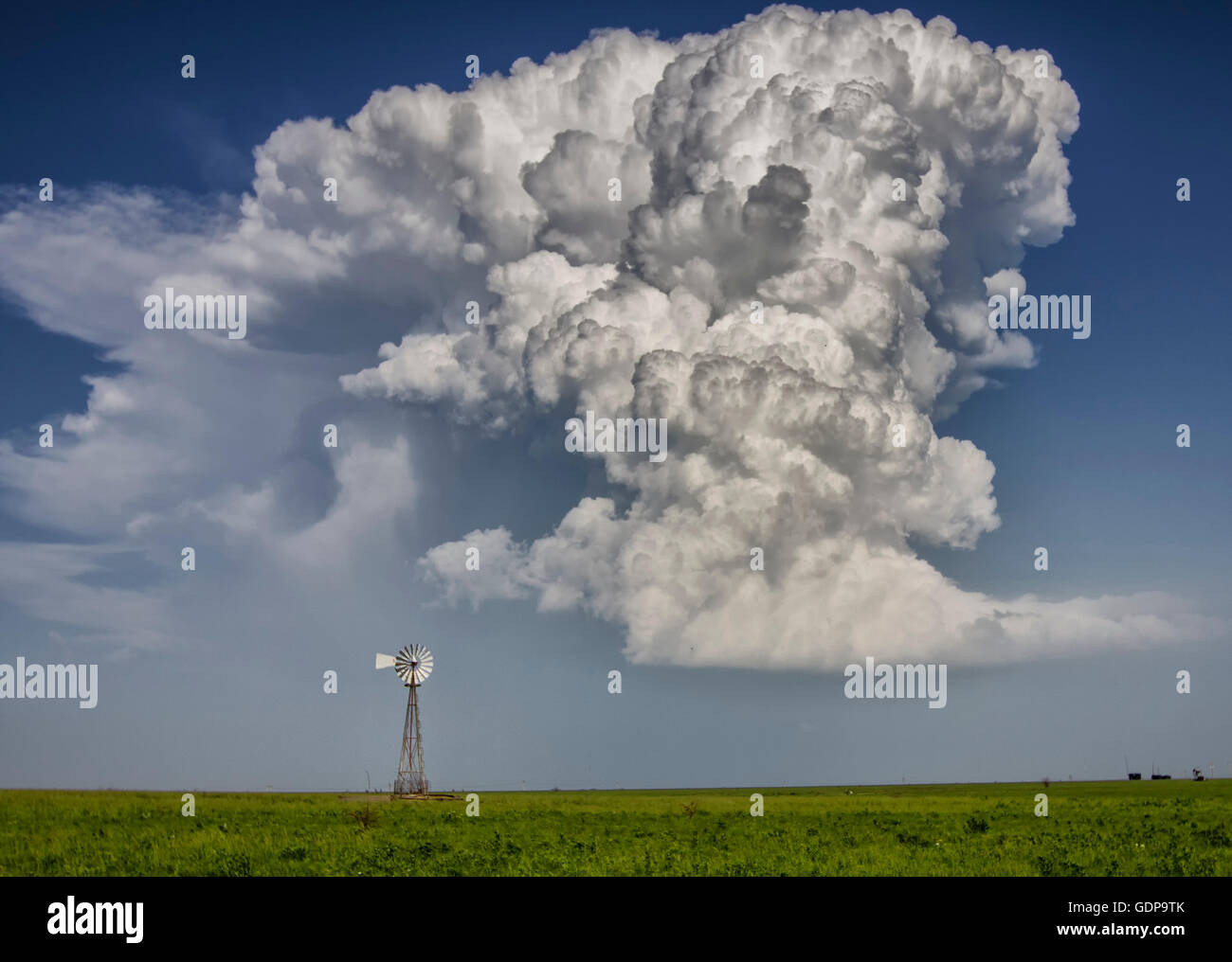 Plus de nuage Supercell moulin sur plaine fertile Banque D'Images