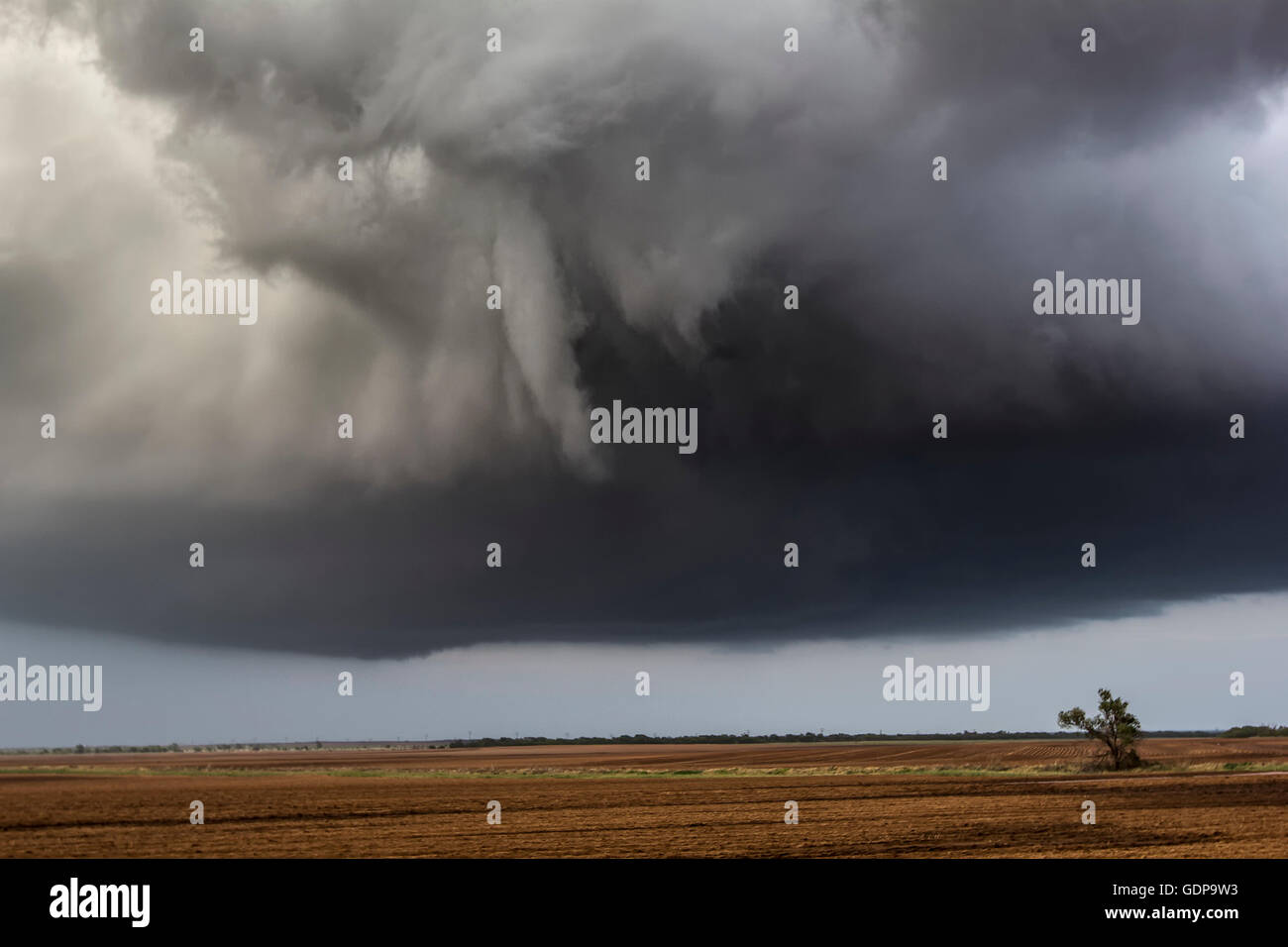 Entonnoir nuageux sur les terres agricoles Banque D'Images