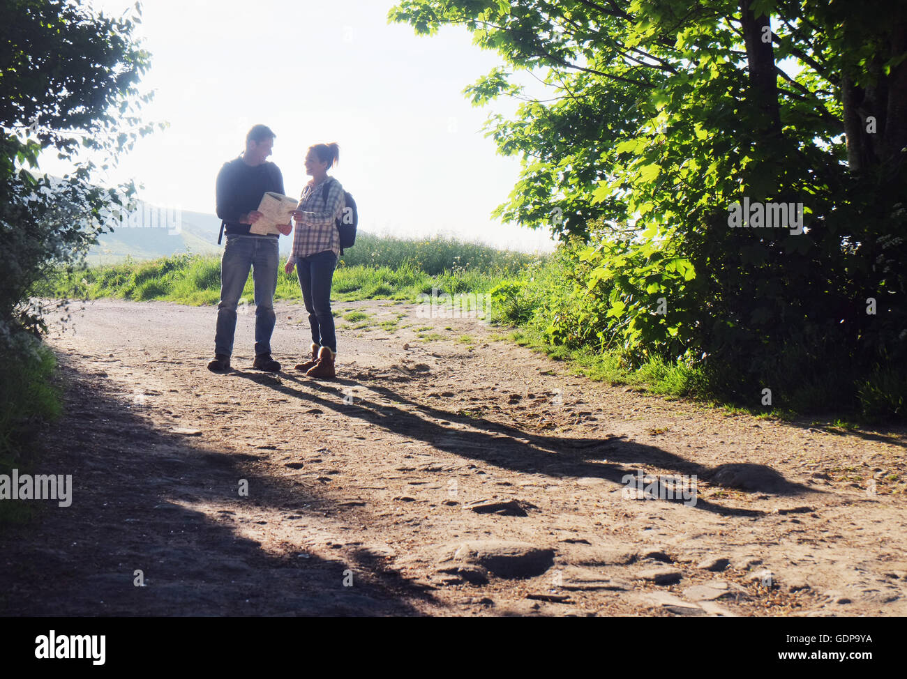 Randonnée sur le chemin de couple reading map Banque D'Images Randonnée sur le chemin de couple reading map Banque D'Images
