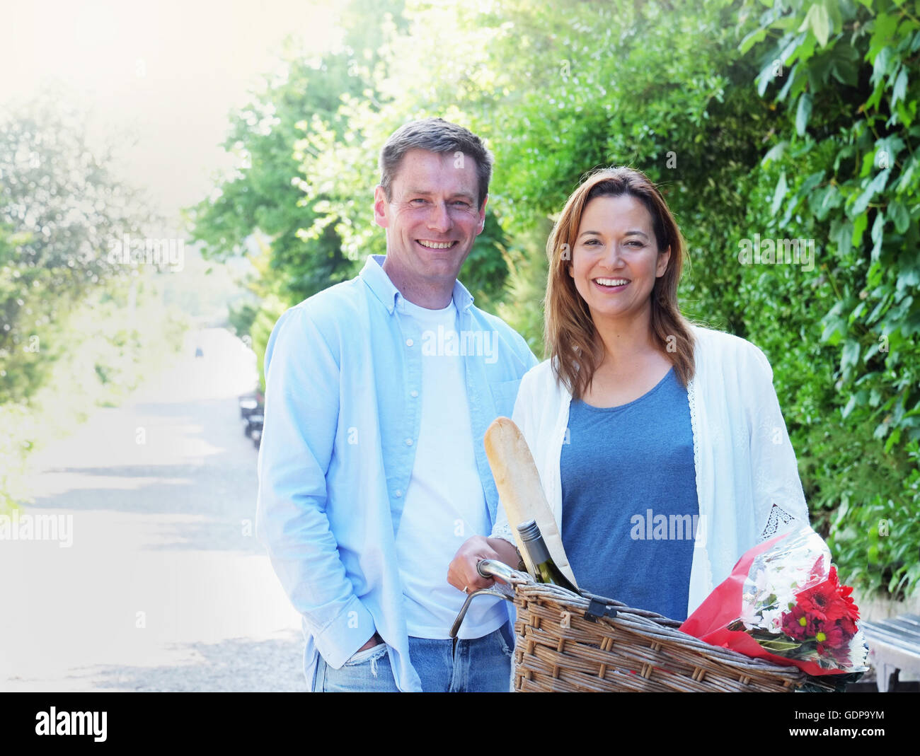 Couple avec location à la caméra en souriant Banque D'Images Couple avec location à la caméra en souriant Banque D'Images