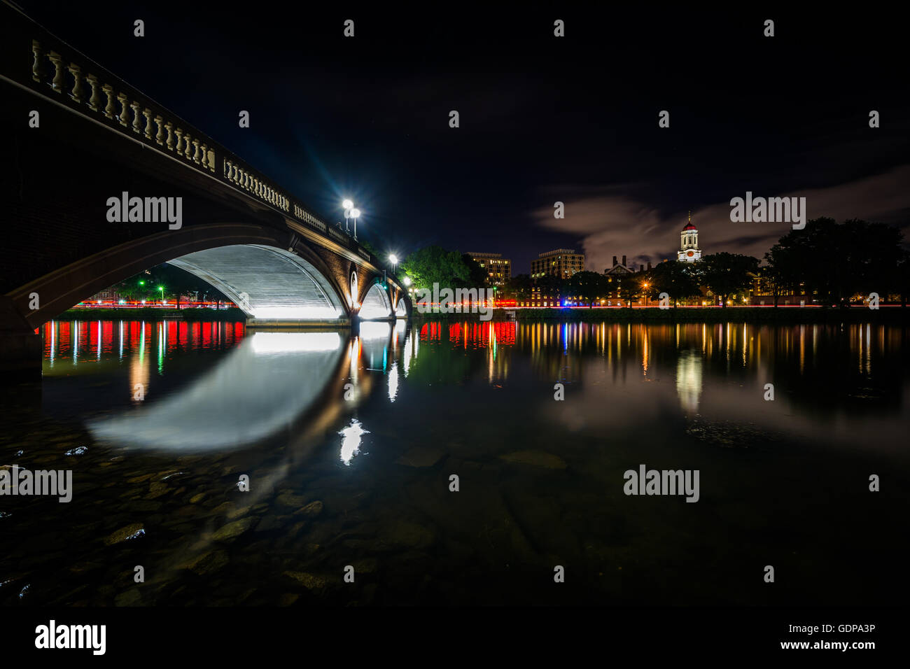 Le John W Semaines Bridge et Charles River pendant la nuit, à Cambridge, Massachusetts. Banque D'Images