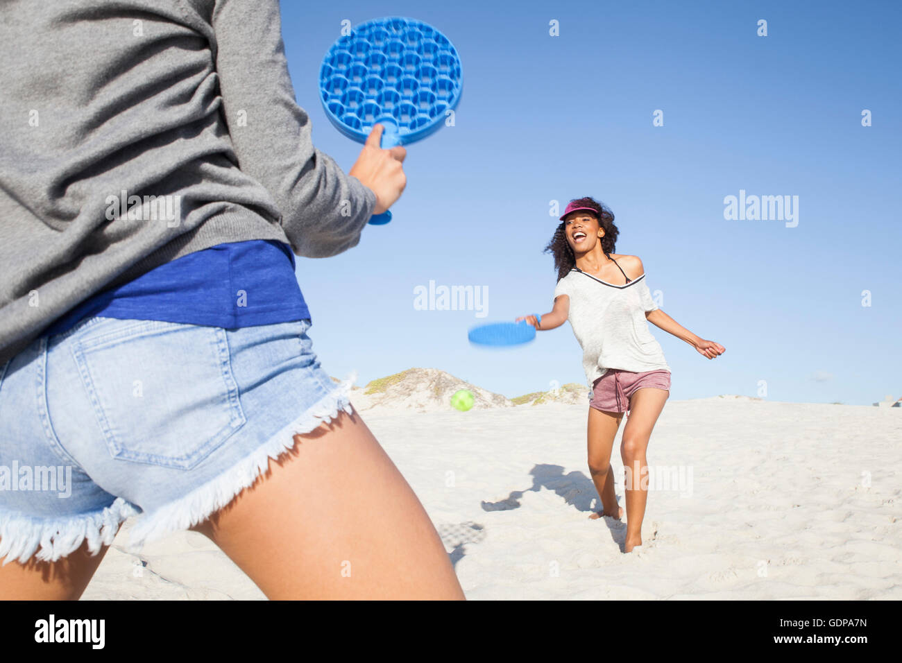 Les femmes sur la plage à jouer au tennis Banque D'Images