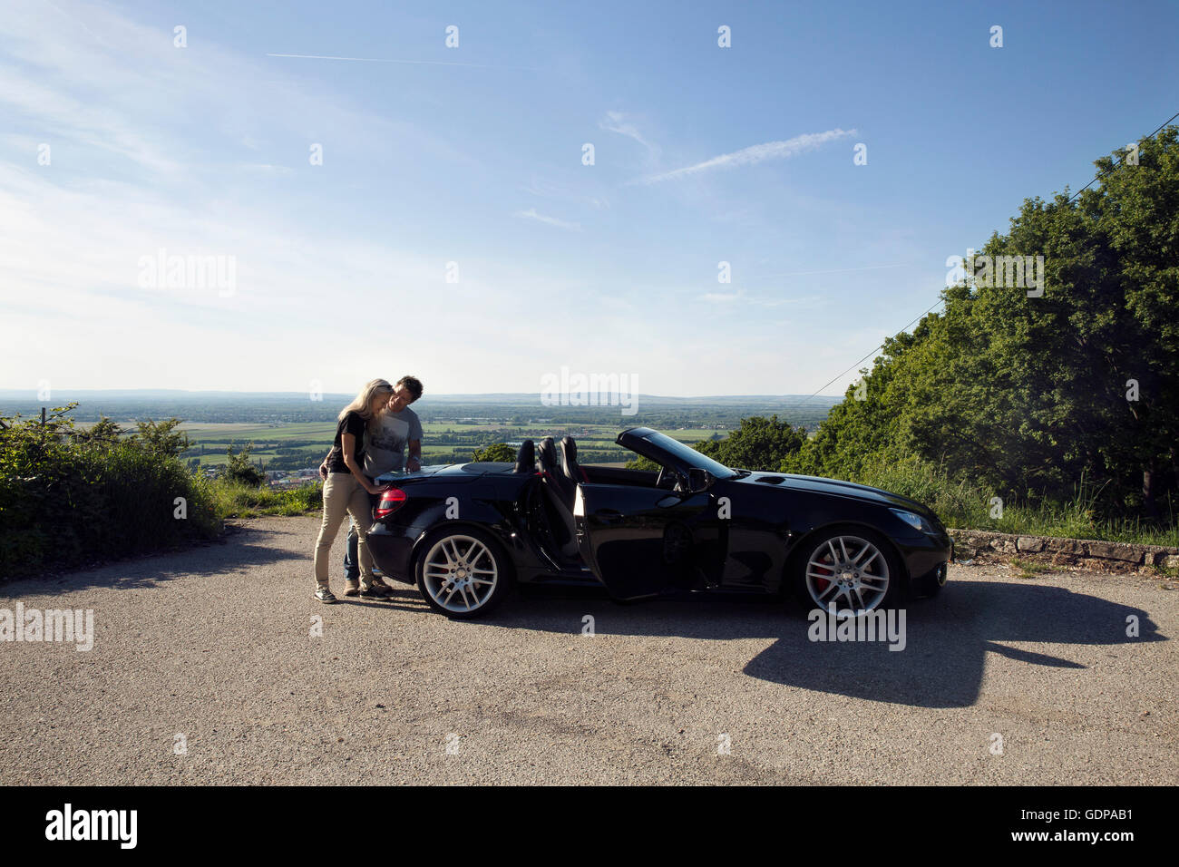 Mature couple looking at map sur voiture décapotable boot Banque D'Images