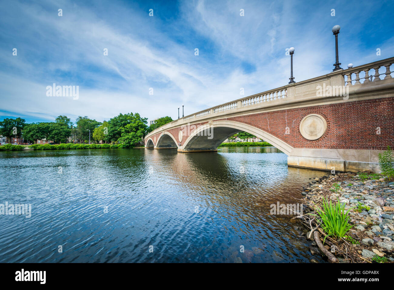 Le John W Semaines Bridge et Charles River, à Cambridge, Massachusetts. Banque D'Images