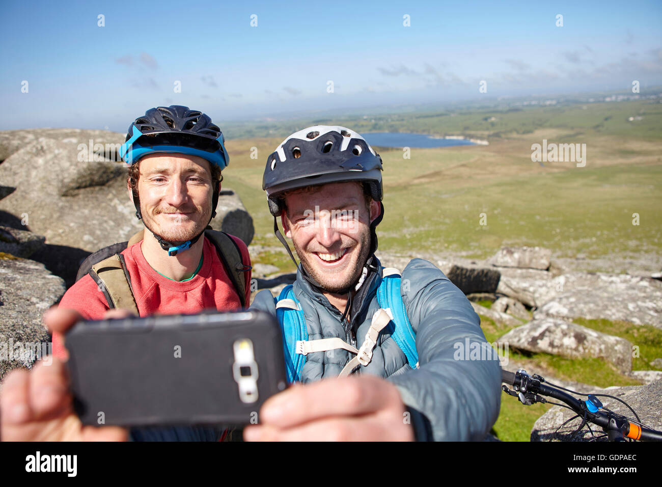 Avec les cyclistes sur un promontoire rocheux en tenant selfies Banque D'Images
