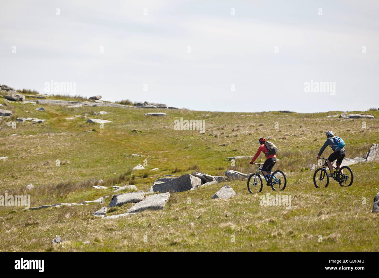 Les cyclistes à vélo sur la colline rocheuse Banque D'Images