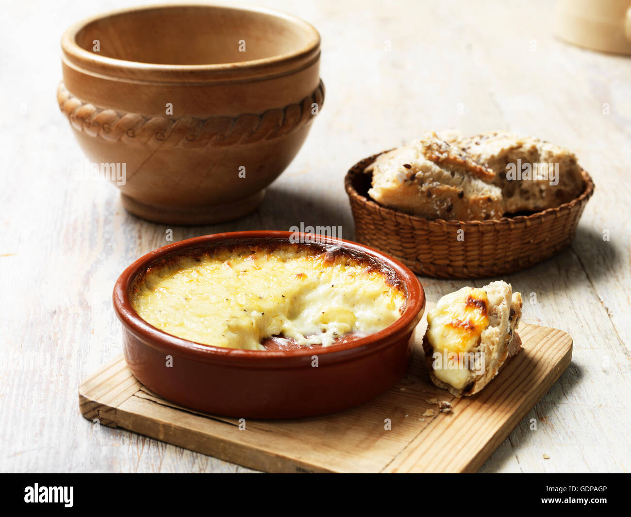 Fromage cuit au four dans un plat en terre cuite Photo Stock - Alamy