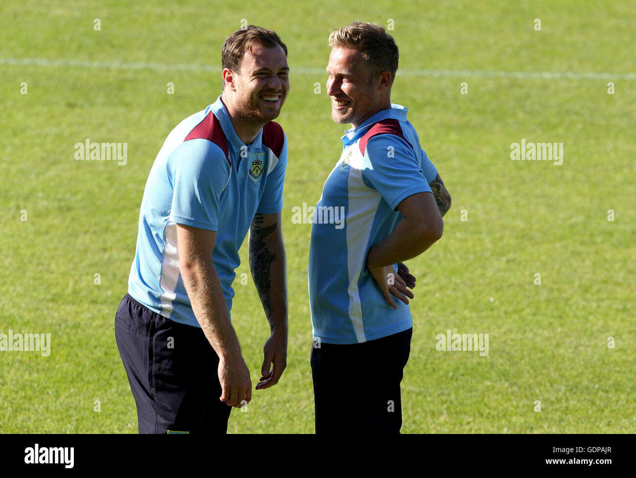 Scott Arfield de Burnley (à droite) et Ashley Barnes plaisanter avant le match amical de pré-saison au Globe Arena, Morecambe. Banque D'Images