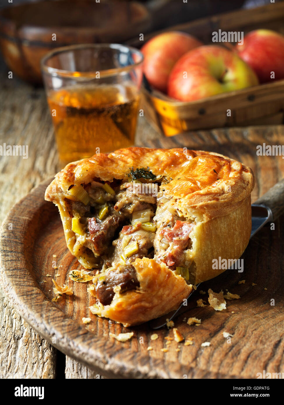 Le porc, bacon, du cidre et de poireaux au beurre Banque D'Images